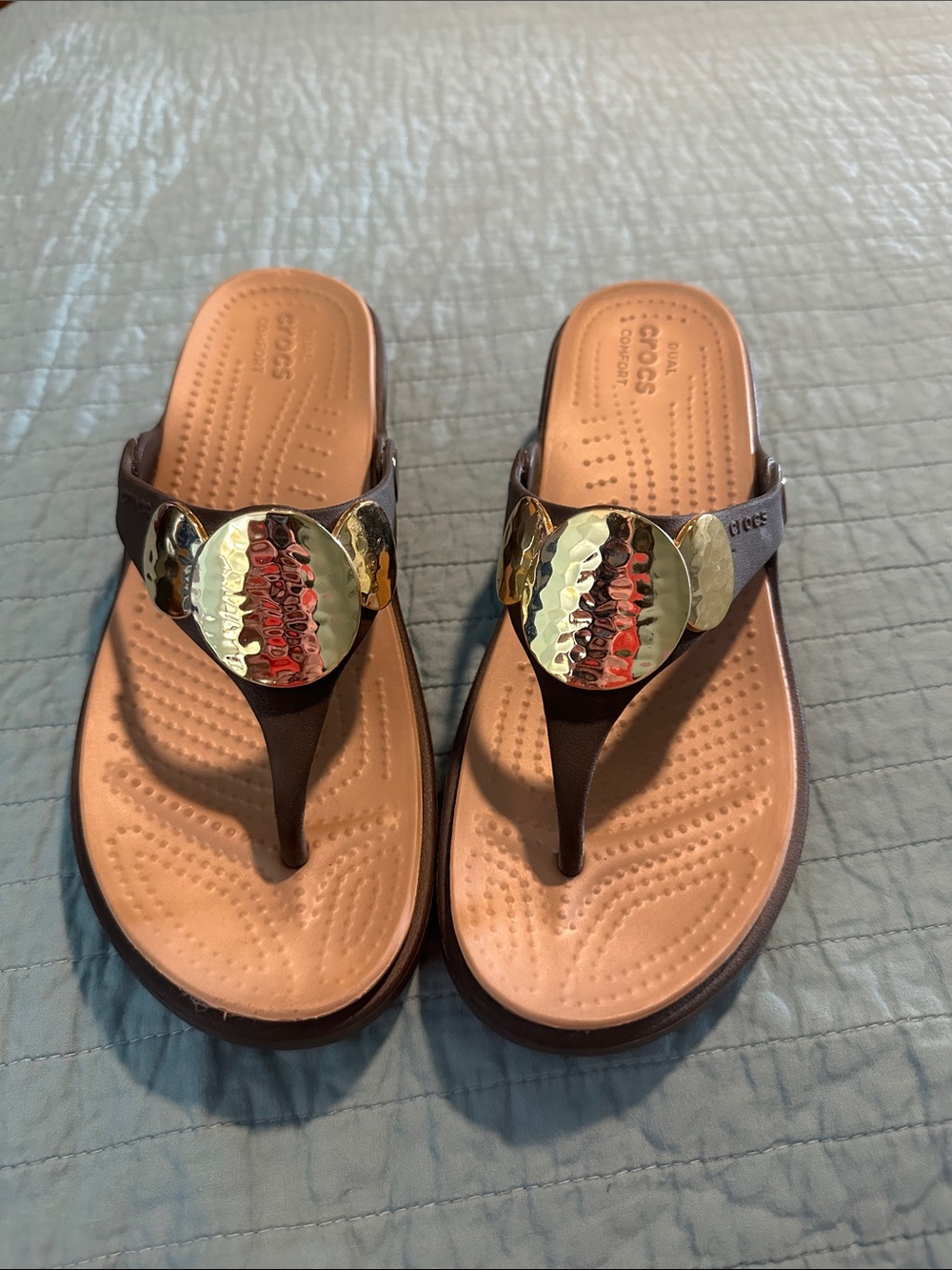 NEW CROCS Women's Tan Footbed Brown Strap Sandals with Gold Medallion (no box)